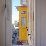 Ray's 2 - Stylish With Balcony
