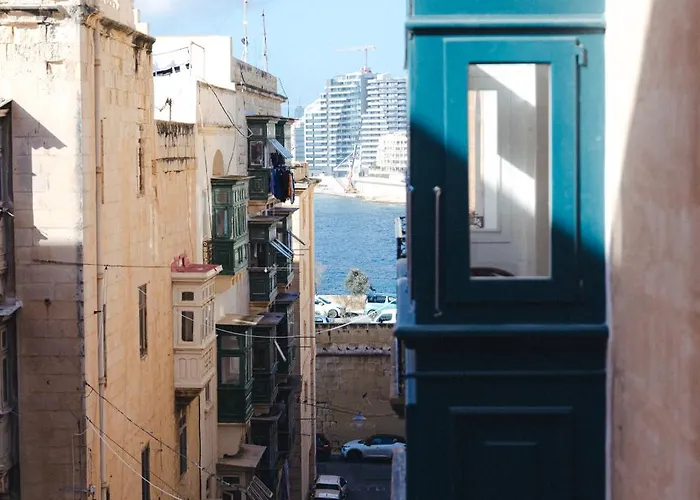 Ray's 2 - Stylish With Balcony *