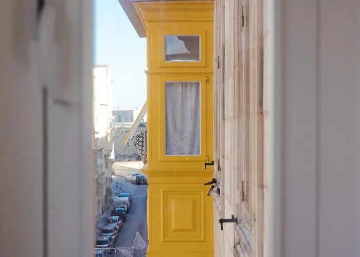 Ray's 2 - Stylish With Balcony