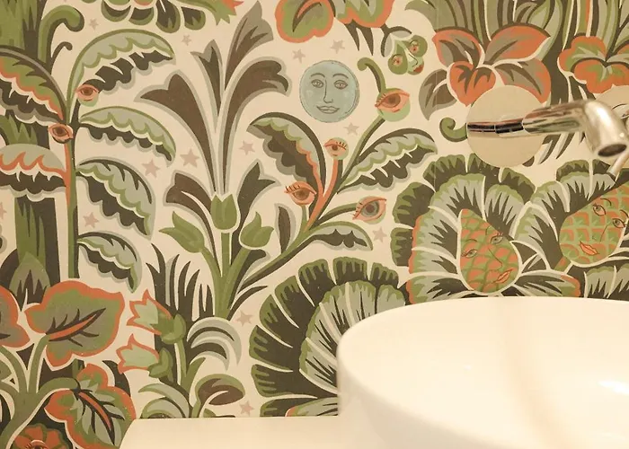 Ray's 2 - Stylish With Balcony