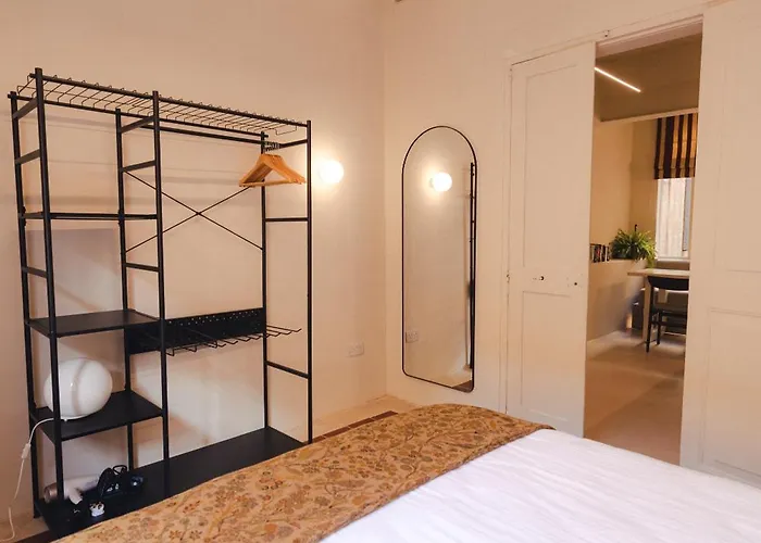 Ray's 2 - Stylish With Balcony